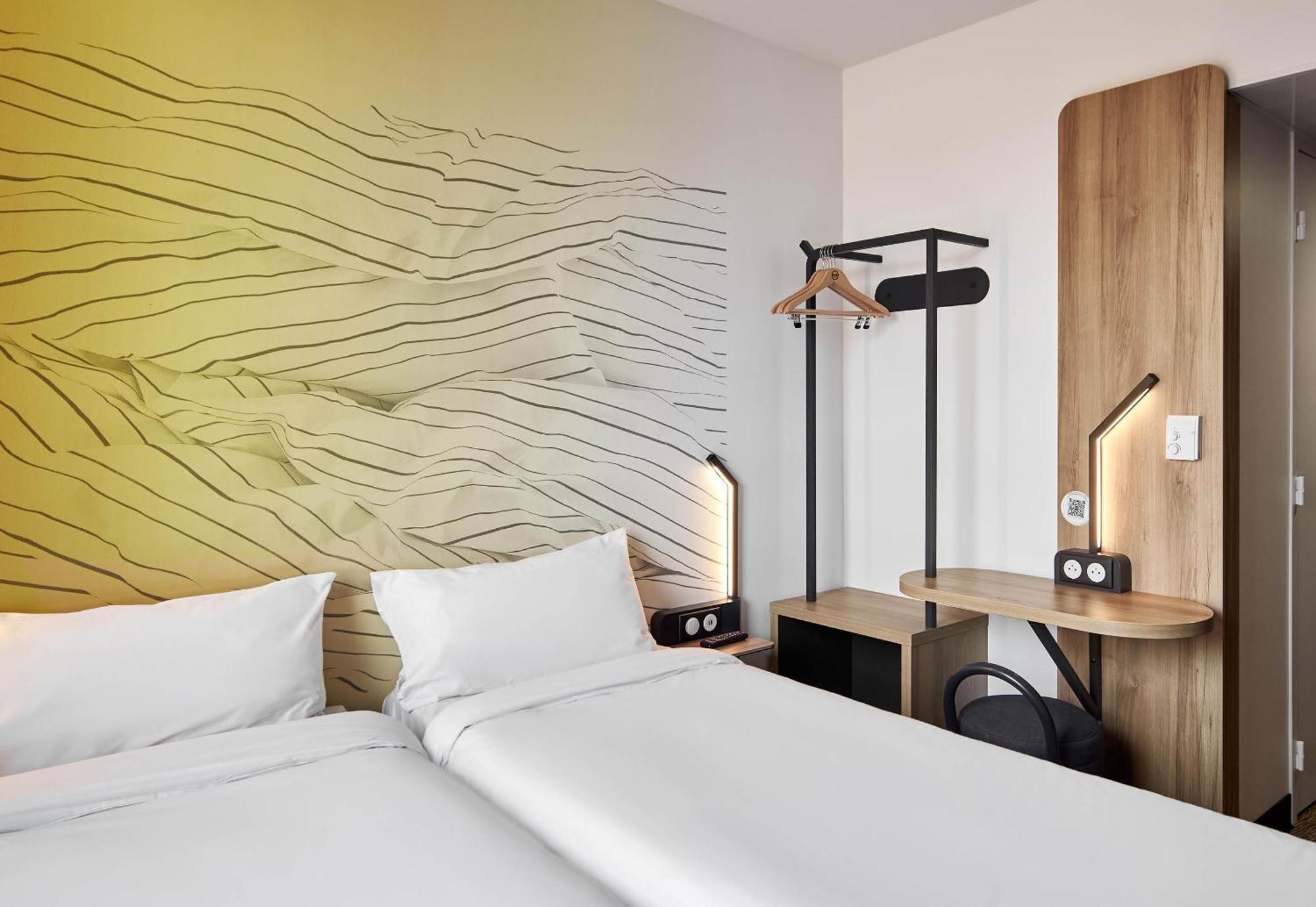 Hotel D'arcy Saint Quentin En Yvelines 3*